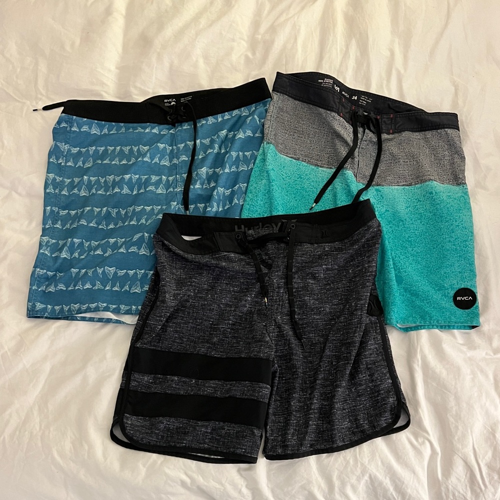 Lot of 3 boardshorts RVCA, Hurley